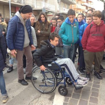 Disabilità, passeggiata empatica per i ragazzi della Troiano Delfico