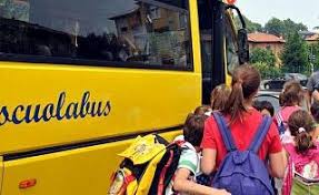 Lo scuolabus non è attrezzato: bimba disabile viaggia da sola