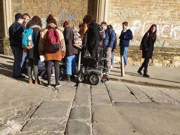 Firenze, studente disabile cade per una buca in strada. Muore sette ore dopo in ospedale