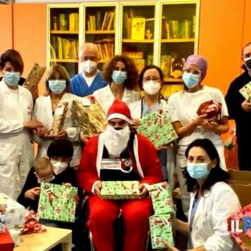 Babbo Natale in carrozzina consegna doni ai bimbi in ospedale [FOTO]