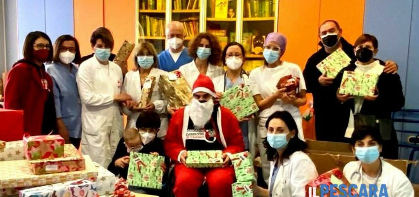 Babbo Natale in carrozzina consegna doni ai bimbi in ospedale [FOTO]