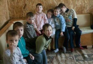 Ucraina, bambini con disabilità abbandonati negli istituti. La denuncia: “Lasciati a morire!”