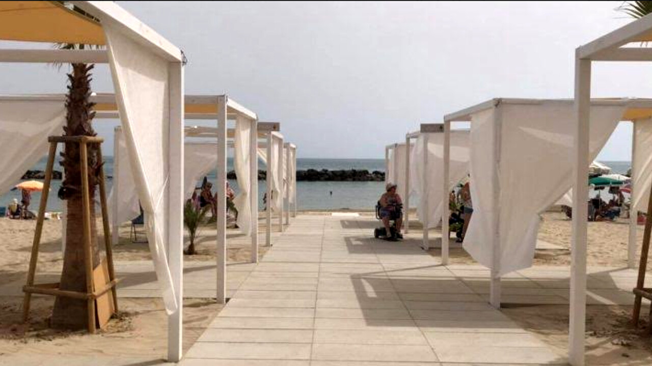 Spiaggia senza barriere e ombrelloni gratis: ecco il mare per i disabili