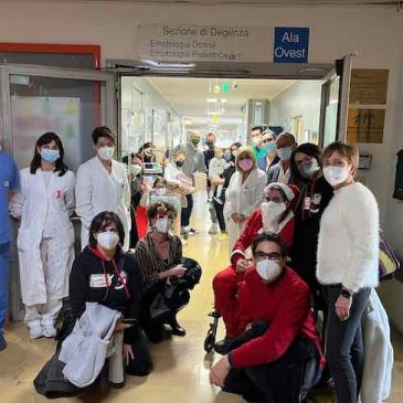 Babbo Natale in carrozzina consegna giocattoli ai bambini ricoverati